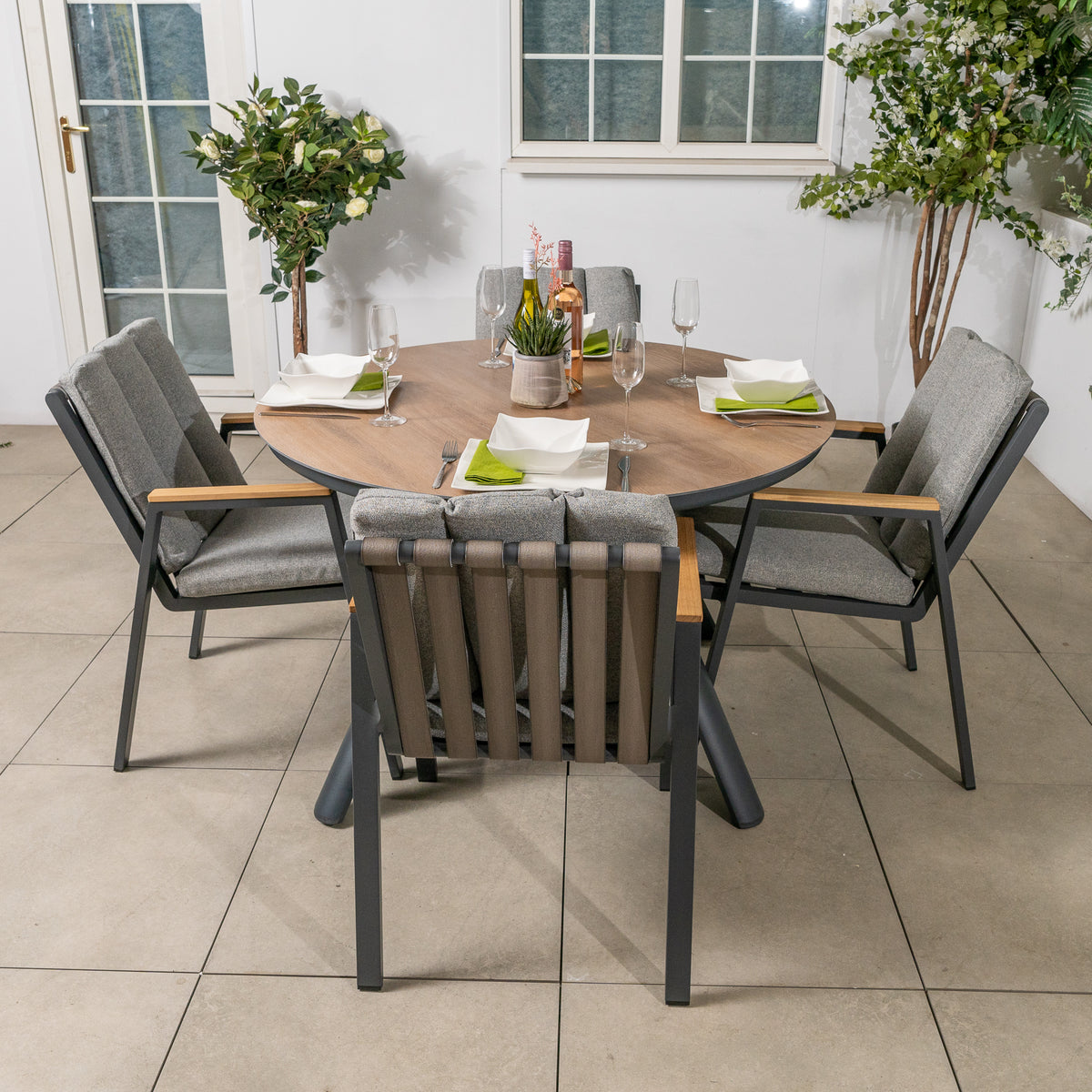 Bracken Outdoors Barcelona 4 Seat Round Aluminium Garden Furniture Set