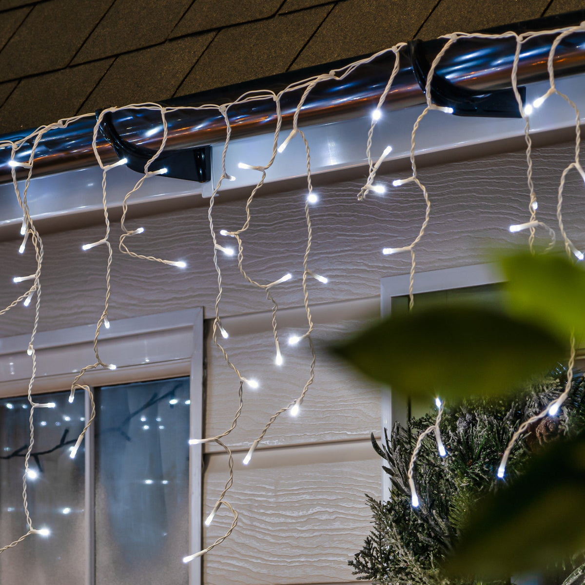 White/Warm White Twinkling Christmas Icicle Lights with White Cable 126,210,420,700,924 LEDs